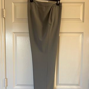 Kasper Woman’s Dress Slacks. Gray. Two front pockets. No back pockets. Size 16